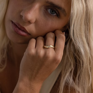 Anillo Art Déco con diamantes y diseño de onda de Caitlyn Minimalist • Anillo de sello con diamantes curvos multifacéticos • Joyería vintage • Regalo para mamá • RR194