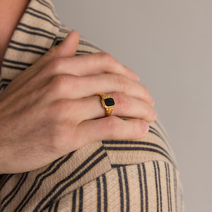 Anillo de sello negro vintage de Caitlyn minimalista Anillo negro para hombre Anillo grueso Anillo unisex de declaración Regalo del Día del Padre RR108 imagen 2