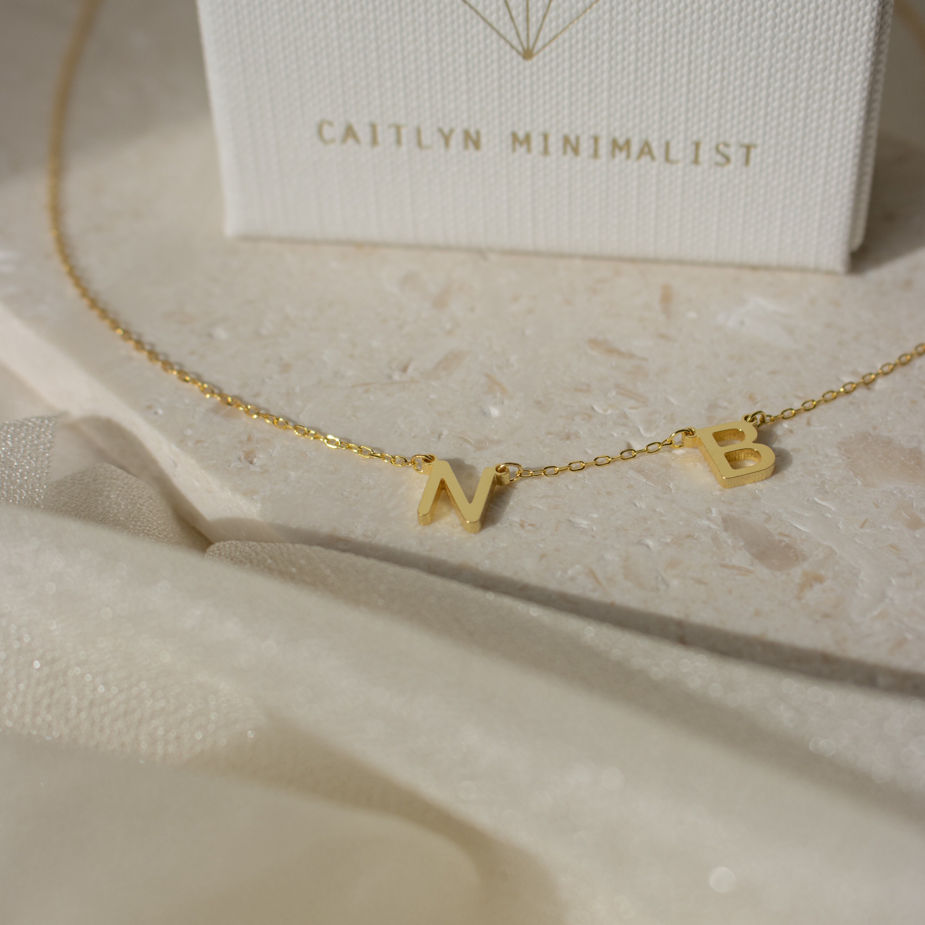 Caitlyn Minimalist の上品なイニシャルネックレス • カスタム