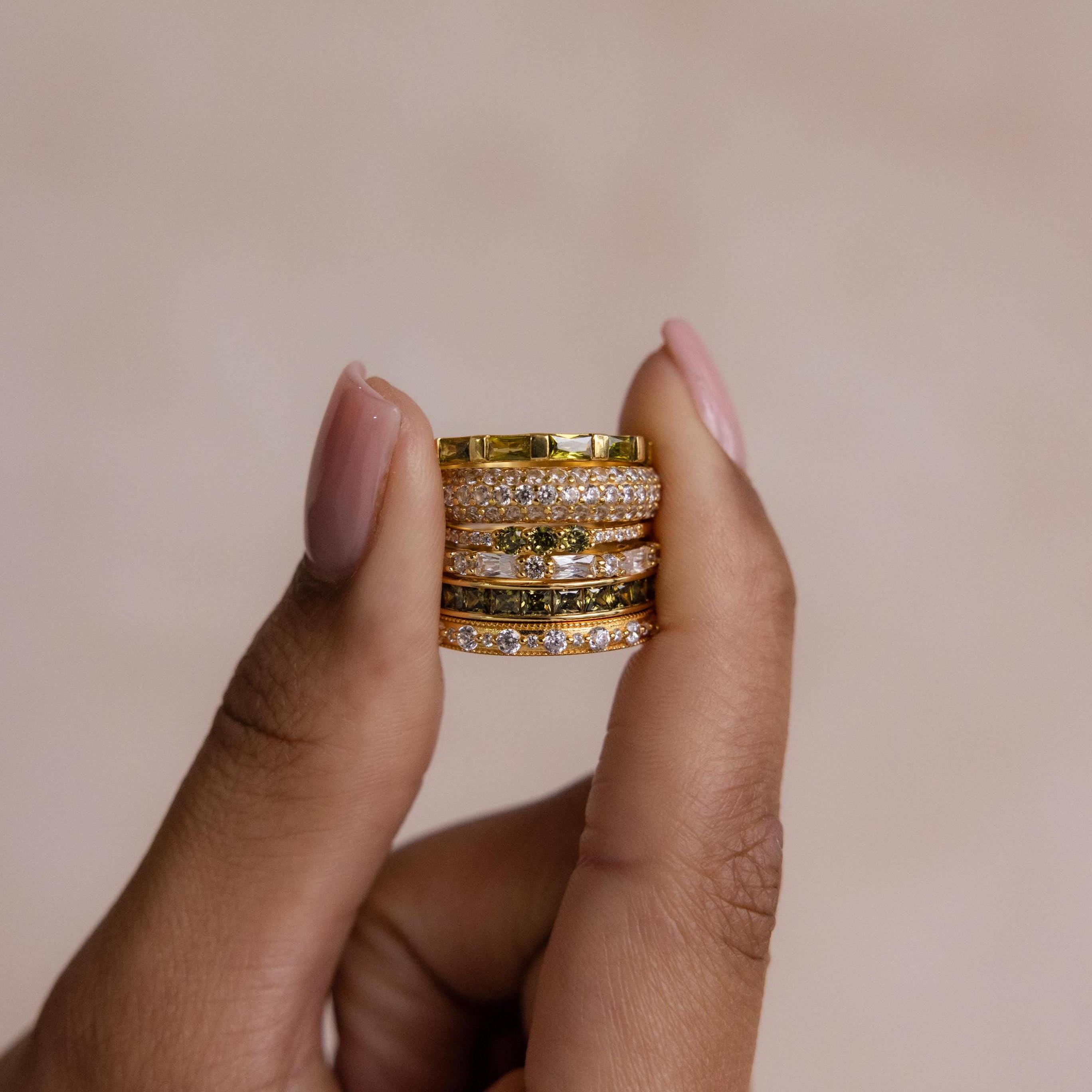 Peridot-Ring-Set von Caitlyn Minimalist • 3er-Set: Vintage Peridot- und Diamant-Stapelringe in Gold • Zierlicher Schmuck • Geschenk für die Ehefrau • RR157