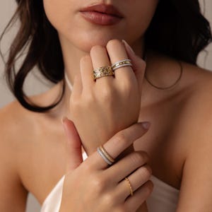 Anello baguette con diamanti a mosaico di Caitlyn Minimalist • Anello impilabile vintage massiccio • Gioielli Art Déco • Regalo di anniversario per la moglie • RR212 immagine 7
