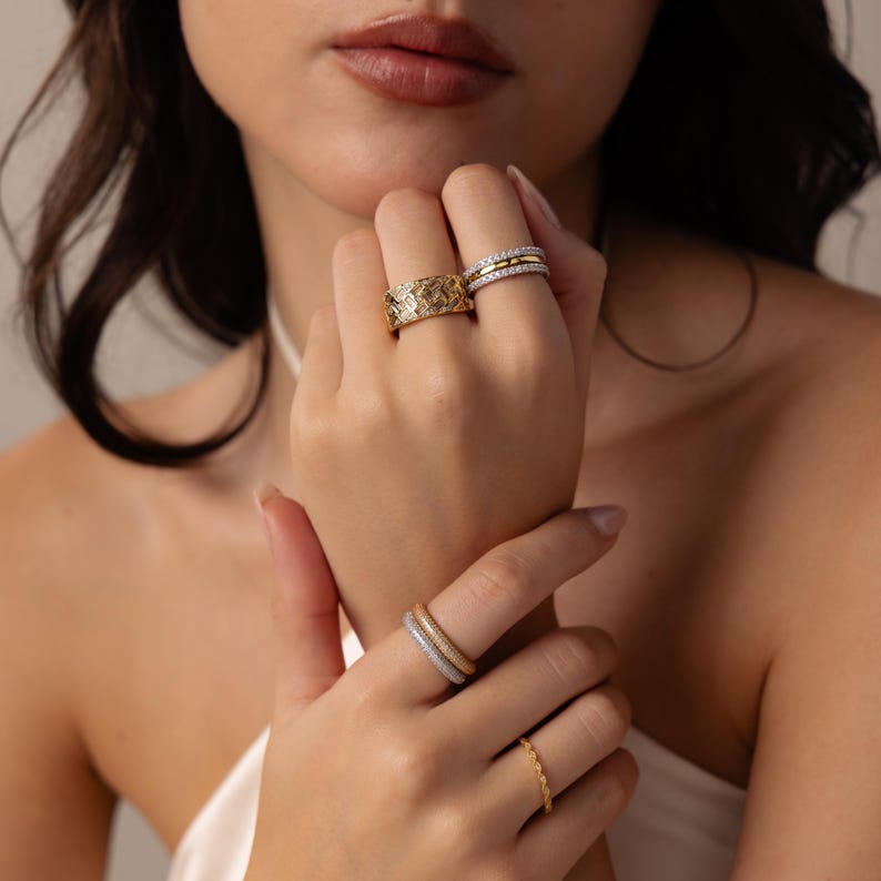 Anello baguette con diamanti a mosaico di Caitlyn Minimalist • Anello impilabile vintage massiccio • Gioielli Art Déco • Regalo di anniversario per la moglie • RR212 immagine 7