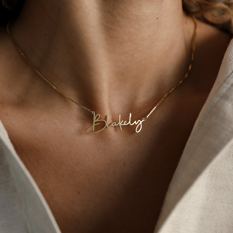 Personalisierte Namenskette von CaitlynMinimalist Gold Namenskette mit Box-Kette Perfektes Geschenk für Sie Personalisiertes Geschenk NM81F91 Bild 1