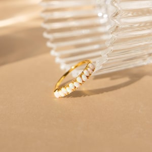 Vintage ring met opaal van Caitlyn Minimalist • Belofte ring met opaal • Opvallende stapelring in vintage stijl • Jubileumcadeau • RR094