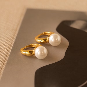 Pendientes de aro con perlas de Caitlyn Minimalist • Pendientes de aro delicados en oro • Pendientes de aro con perlas • Joyería para damas de honor • Regalo para ella • ER370 imagen 2