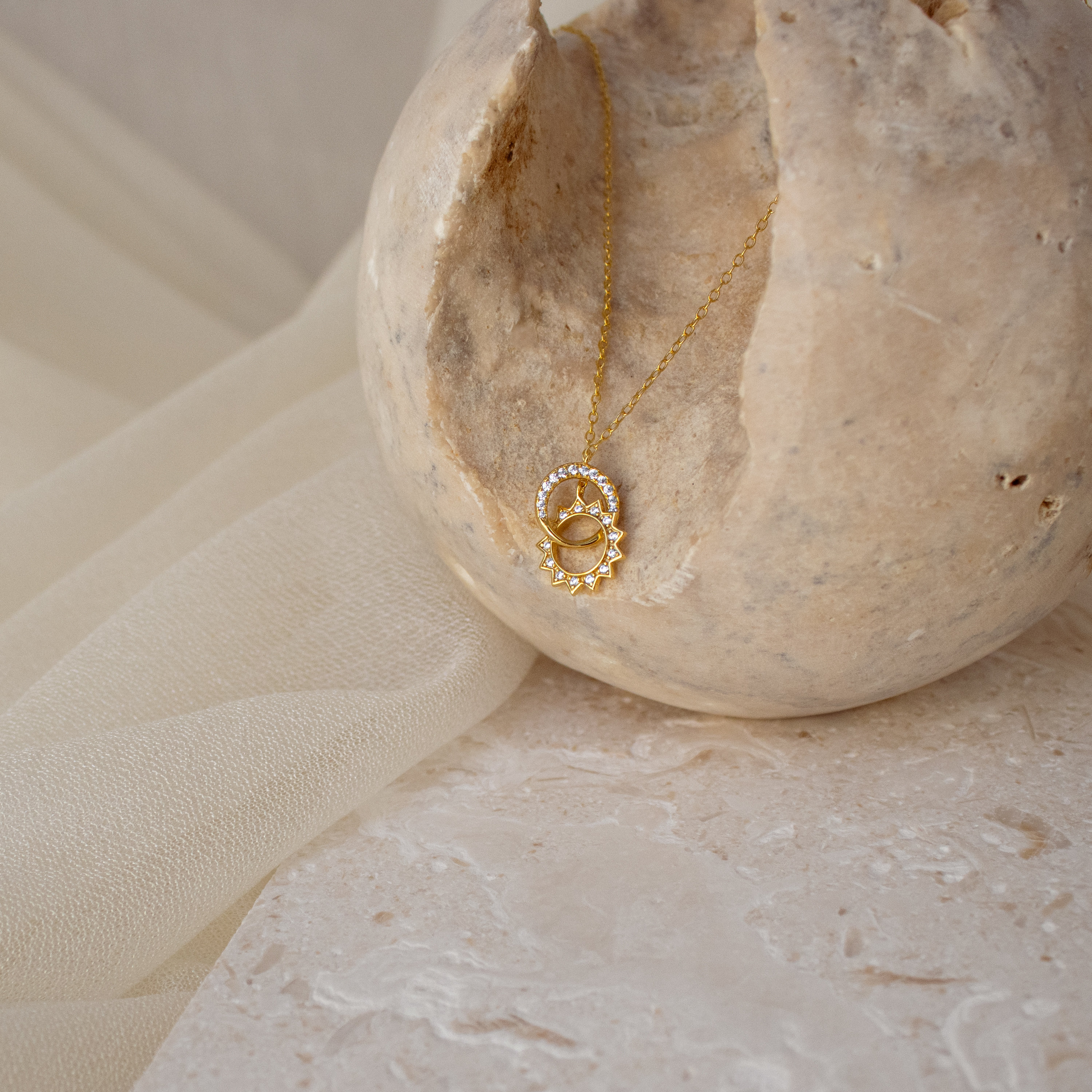CaitlynMinimalistのサン&ムーンエタニティネックレス CaitlynMinimalistのサン&ムーンエタニティネックレス