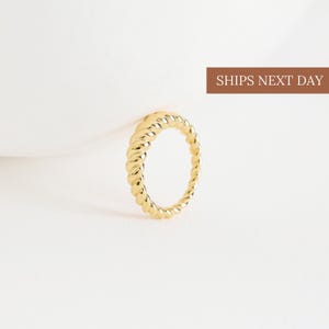 Twisted Dome Ring i guld • Chunky Croissant Statement Ring • Twist Stacking Ring • Minimalistiska smycken • Perfekt present till henne • RR006