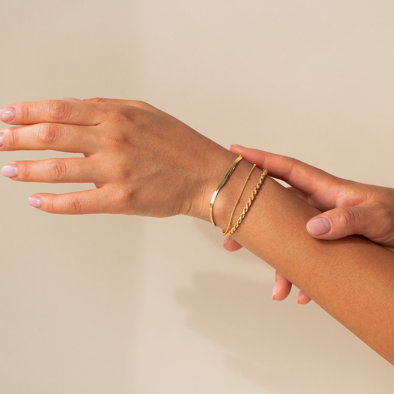 Chaînes de bracelet minimalistes par Caitlyn Minimalist Bracelets argentés et dorés à chevrons, trombone, corde, chaîne box Bijoux délicats de tous les jours image 6