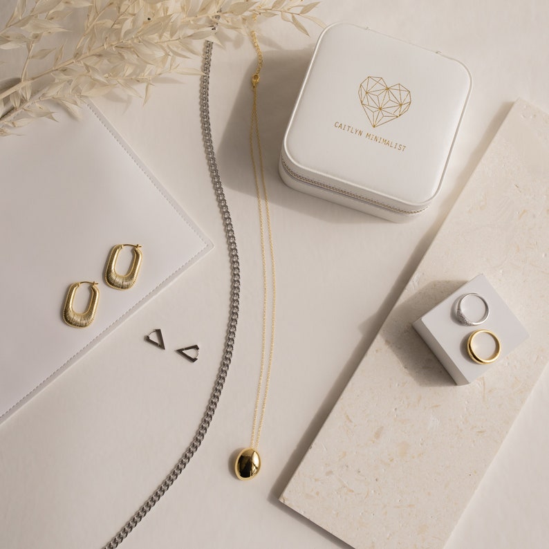 Caja de joyería misteriosa de Caitlyn Minimalist Conjunto de joyería sorpresa con collares, aretes y anillos valor de más de 75 Regalo de cumpleaños XR005 imagen 1