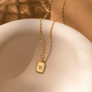 Initialen-Anhänger-Halskette von Caitlyn Minimalist • Gravierte personalisierte Halskette • Zarter Vintage-Schmuck • Geschenk für die Freundin • NM122NIF33