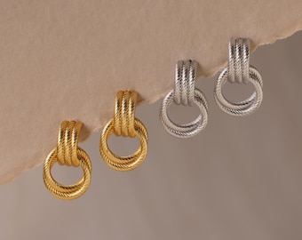 Oorbellen met gedraaide knoop van Caitlyn Minimalist • Oorbellen met dubbele knoop • Geribbelde hangende oorbellen • Gouden sieraden • Cadeau voor je beste vriendin • ER656