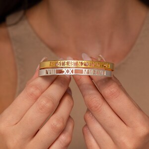 Brazalete personalizado de Caitlyn Minimalist • Brazalete personalizado: coordenadas, fechas, números romanos • Regalo de San Valentín para ella • BM06F30