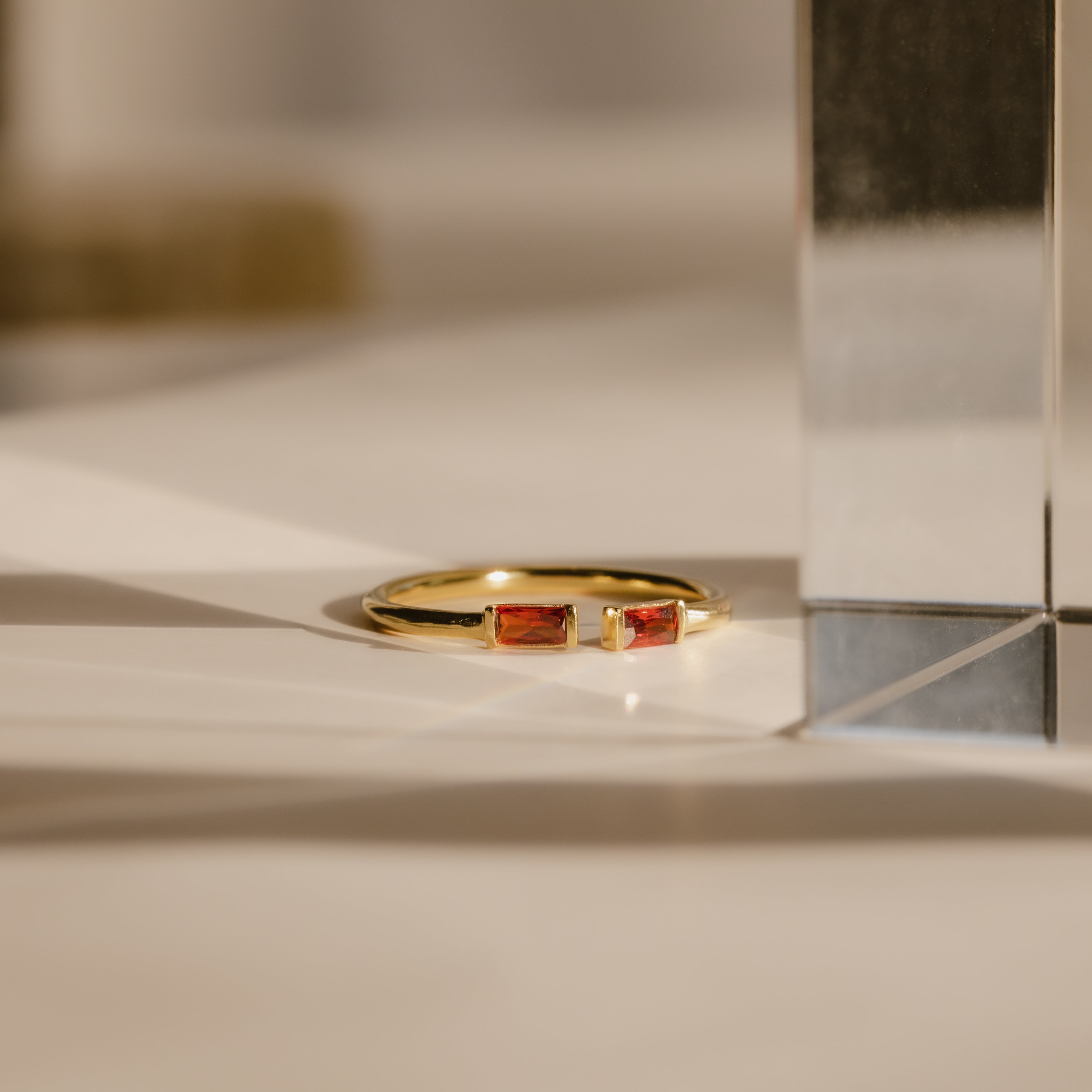 Caitlyn Minimalistによるカスタムバゲット誕生石リング • 調節 Caitlyn Minimalistによるカスタムバゲット誕生石リング • 調節