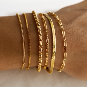 Chaînes de bracelets minimalistes par Caitlyn Minimalist • Bracelets à chevrons argentés et dorés, à maillons trombone, à maillons corde et à maillons carrés • Bijoux délicats pour tous les jours