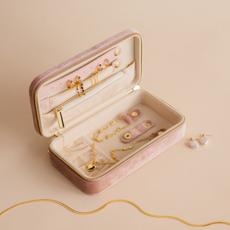 Roze fluwelen sieradendoosje van Caitlyn Minimalistisch Minimalistisch reissieradendoosje Delicate aandenkendoos Verjaardagscadeau voor vriend XR012 afbeelding 1