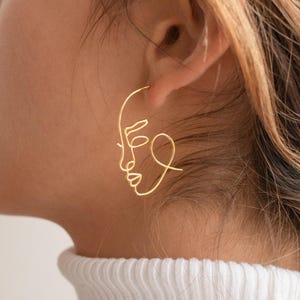 ケイトリン・ミニマリストによる抽象的な顔のフープピアス • 顔のピアス • モダンなピアス • ユニークなジュエリー • 女性への誕生日プレゼント • ER054