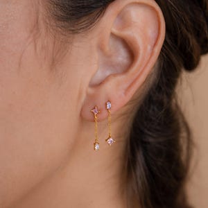 Orecchini pendenti di cristallo spaiati di Caitlyn Minimalist • Orecchini a perno con catena pendente • Orecchini azzurri e rosa • Regalo per lei • ER354