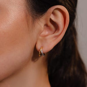 Criss Cross Huggie-oorringen van Caitlyn Minimalist • Duo-oorringen met hoepels aan de voorkant • Opvallende oorbellen van gemengd metaal • Boho-sieraden • Cadeau voor zus • ER786 afbeelding 2