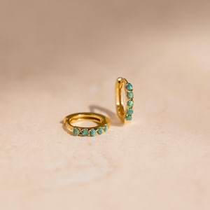 Brincos de argola delicados com opala verde da Caitlyn Minimalist • Brincos delicados com pedras preciosas verdes • Brincos de argola para cartilagem • Presente para ela • ER378