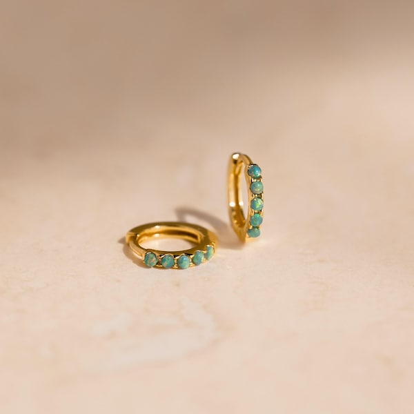Brincos de argola delicados com opala verde da Caitlyn Minimalist • Brincos delicados com pedras preciosas verdes • Brincos de argola para cartilagem • Presente para ela • ER378