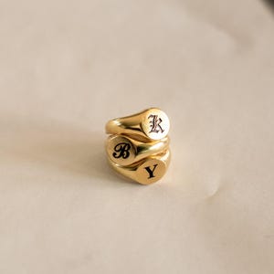 Anillo de sello de oro de Caitlyn Minimalist • Anillo de sello con inicial • Anillo llamativo • Anillo con inicial personalizado • Accesorios para ella • RM77F62