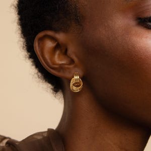 Boucles d'oreilles créoles doubles mini par Caitlyn Minimalist • Boucles d'oreilles créoles multi-nœuds • Bijoux classiques en or • Cadeau idéal pour elle • ER486