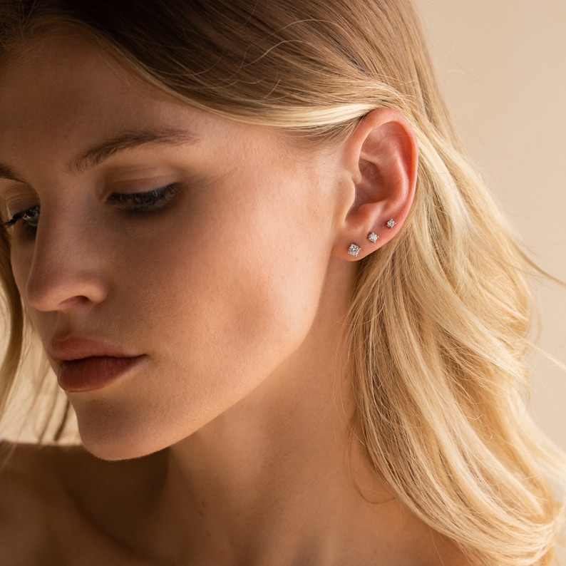 Clous d'oreilles diamants quotidiens par Caitlyn Minimalist Boucles d'oreilles diamant minimalistes, clou du cartilage délicat Parfaites pour votre quotidien image 1