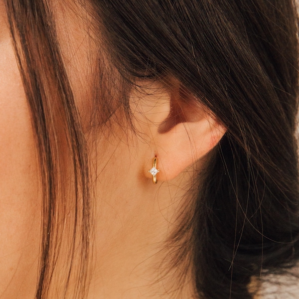 Pendientes de aro con diamantes de Caitlyn Minimalist • Pendientes de aro con diamantes pequeños • Pendientes minimalistas • Regalo de cumpleaños para mujer • ER094