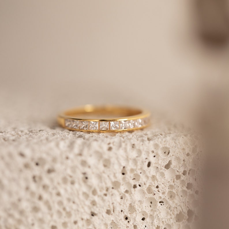 Minimalist Diamant Band in Gold von Caitlyn Minimalist Ehering, Verlobungsring, Versprechensring Hochzeitsschmuck für Bräute RR067 Bild 1