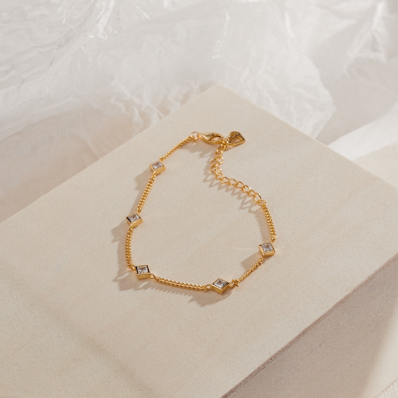 Diamond Curb Chain Bracelet By Caitlyn Minimalist Satellite Gemstone Bracelet Minimalist Wedding Jewelry Bridesmaid Gifts BR025 18K GOLD