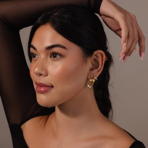 Criss Cross Huggie-oorringen van Caitlyn Minimalist • Duo-oorringen met hoepels aan de voorkant • Opvallende oorbellen van gemengd metaal • Boho-sieraden • Cadeau voor zus • ER786 afbeelding 9