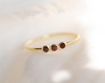 Dunne geboortesteenring • Minimalistische stapelring, perfecte ring voor dagelijks gebruik • Sierlijke edelsteenring • Gepersonaliseerd cadeau voor mama • RM07a