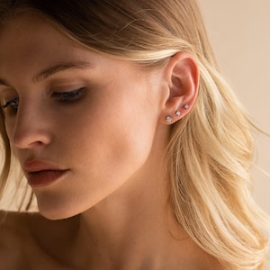Conjunto de pendientes de diamantes Everyday de Caitlyn Minimalist • Pendientes de diamantes minimalistas • Pendientes delicados para cartílago • Conjunto de pendientes Everyday