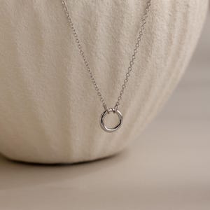 Collar con mosquetón circular de Caitlyn Minimalist • Collar con anillo para dije • Collar con clip articulado • Joyería de plata • Regalo para hermana • NR267 imagen 6