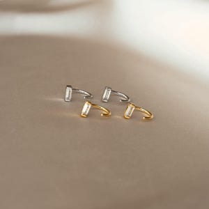 Orecchini a cerchio piccoli a baguette di Caitlyn Minimalist • Orecchini a cerchio aperti con diamanti • Orecchini a filo delicati • Gioielli minimalisti • Regalo per sorelle • ER151