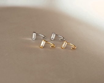 Pendientes de aro pequeños con forma de baguette de Caitlyn Minimalist • Pendientes de aro abiertos con diamantes • Pendientes delicados de hilo • Joyería minimalista • Regalo para hermanas • ER151