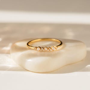 Verfijnde parel-diamantring van Caitlyn Minimalist • Sierlijke vintage parelring • Dunne gouden stapelring • Bruidsjuwelen • RR103