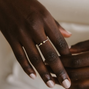 Stapelbare geboortesteenring in goud en sterling zilver • Persoonlijk cadeau voor een kersverse moeder • Edelsteenring • Perfecte ringen om te stapelen • RM05a