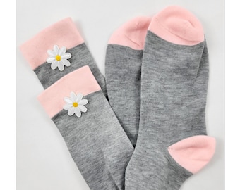 Daisy knee socks. Pastel pink and gray.