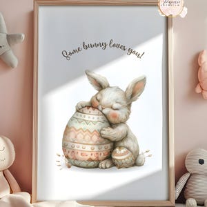 Art mural numérique lapin de Pâques - aquarelle imprimable pour chambre d&#39;enfant et de bébé - joli bébé lapin avec oeuf décoré - décoration téléchargement immédiat