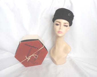 Sombrero tipo pastillero vintage de fieltro de lana negra con pelo sintético – Estilo MCM con caja original