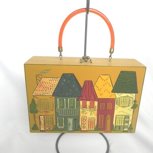 Bolsa tipo caixa de madeira pintada em ouro amarelo com casas holandesas pintadas à mão e alça de acrílico