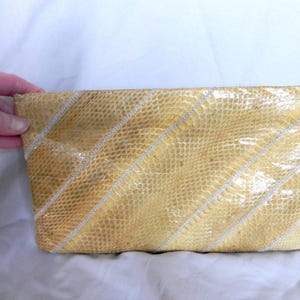 Bolso de mano de piel de serpiente y reptil en oro amarillo de Ronay