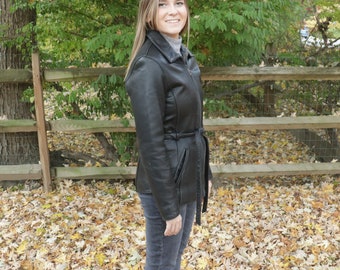 ジャケット・アウター 90s vintage short leather jacket black Vintage 1990's Short Black Leather Zippered Jacket With Belt and