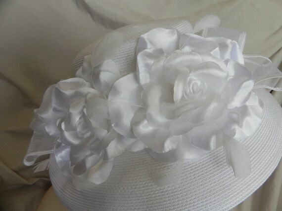 White Synthetic Straw Large Fancy Hat Derby Hat W… - image 6