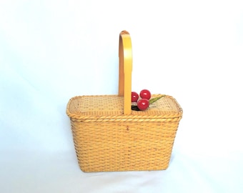 Bolso de mano tipo cesta de mimbre/paja tejido natural vintage, adornado con 3 cerezas.