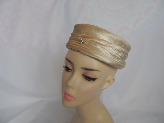 Vintage Off White/Ivory Felted Fur Pillbox Hat Mi… - image 1