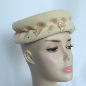 Vintage off White/ivory Wool Felt Pillbox Hat With Sequins  display picture 2