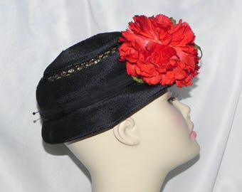Cappello da cerimonia in paglia sintetica nera degli anni '30 con fiore rosso e spilla, di Lamson's di Toledo.