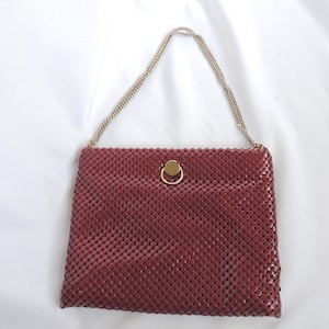 Vintage 1970's Bordeaux Rot Aluminium Mesh Geldbörse Handtasche Handtasche Schultertasche Crossbody Bag Disco Tasche
